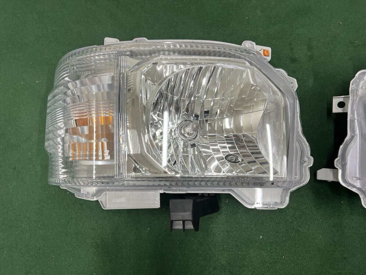 Toyota Hiace 200 Series 4th–8th Gen Wide-Body Halogen Headlight Pair image 2