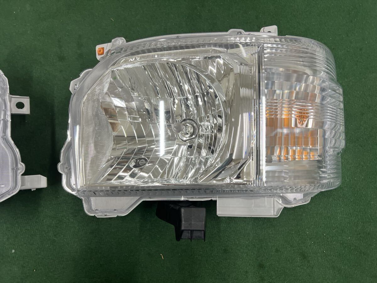 Toyota Hiace 200 Series 4th–8th Gen Wide-Body Halogen Headlight Pair image 3