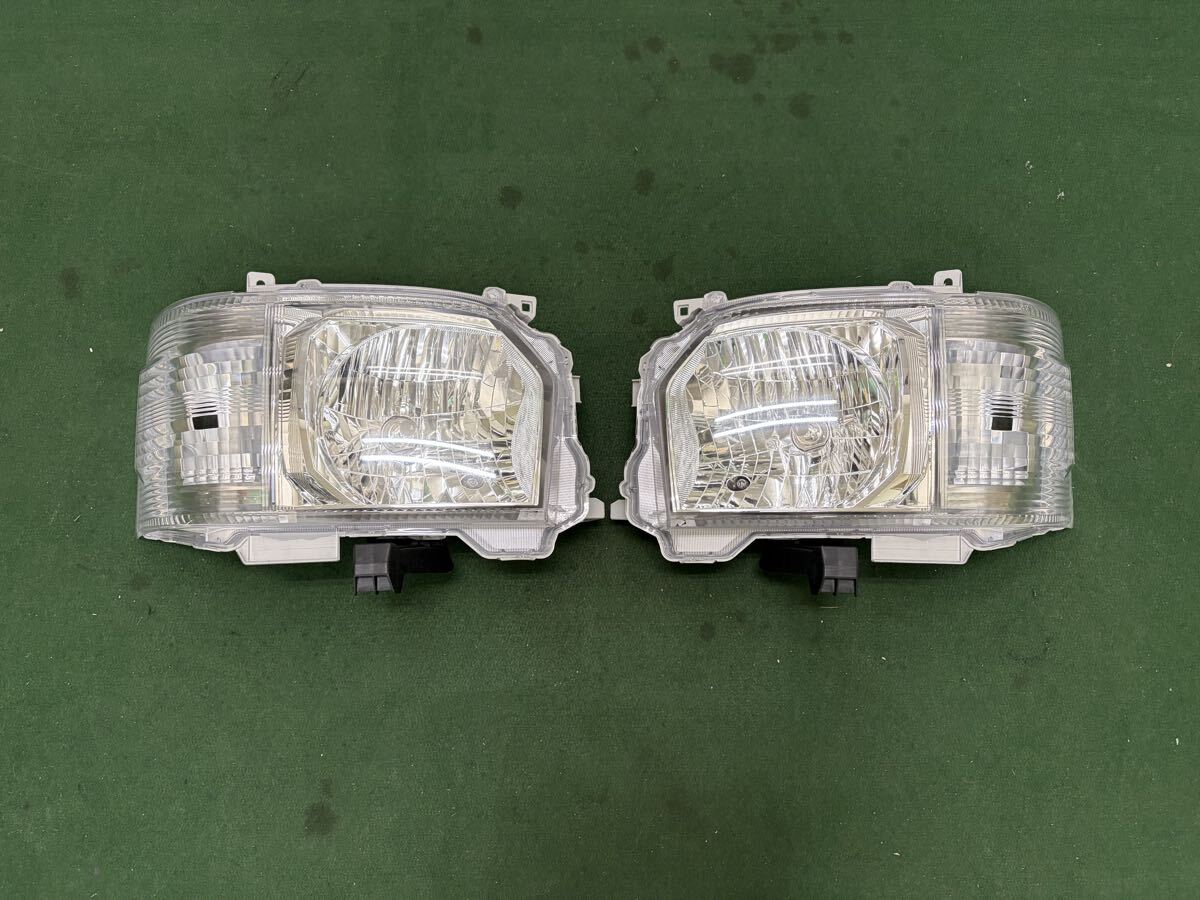 Toyota Hiace 200 Series 4th–8th Gen Wide-Body Halogen Headlight Pair