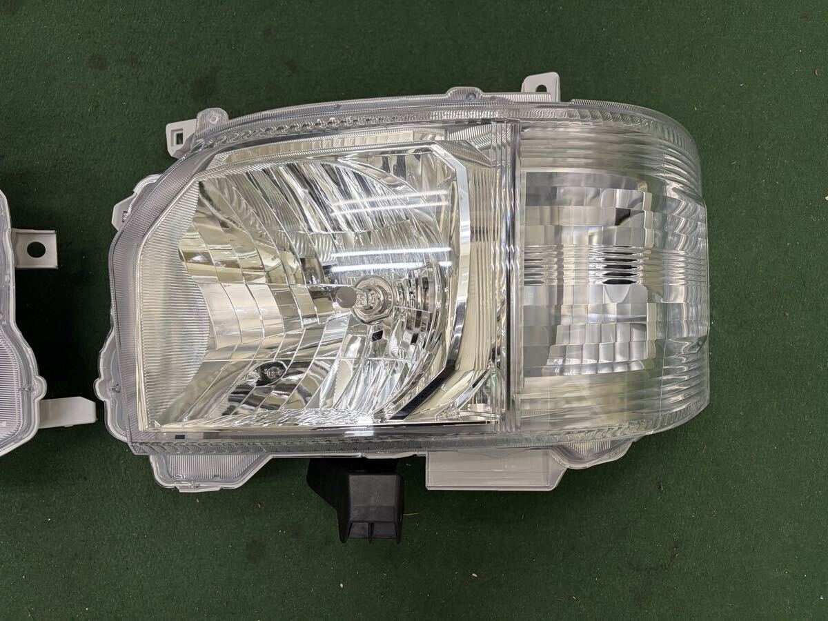 Toyota Hiace 200 Series 4th–8th Gen Wide-Body Halogen Headlight Pair image 3