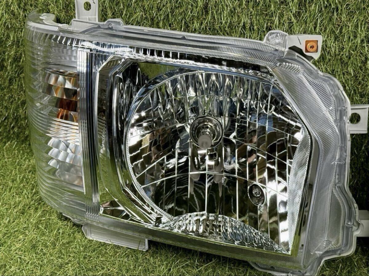 Toyota Hiace 200 Series 4th–8th Gen Narrow-Body Halogen Headlight Pair image 3