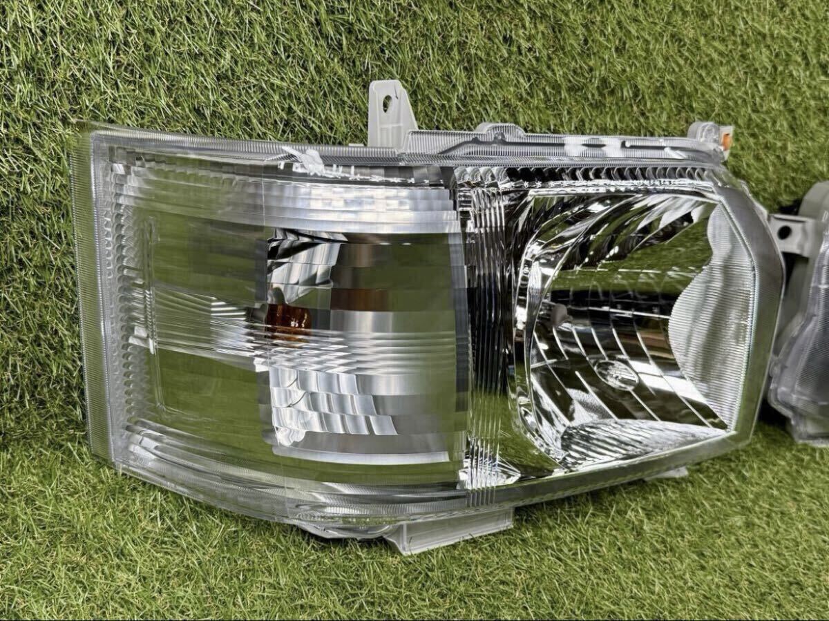 Toyota Hiace 200 Series 4th–8th Gen Narrow-Body Halogen Headlight Pair