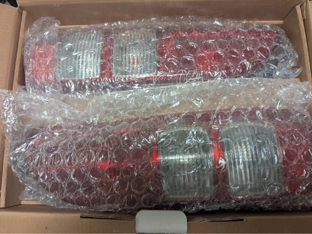 Toyota Hiace 200 Series Tail Light Pair image 2