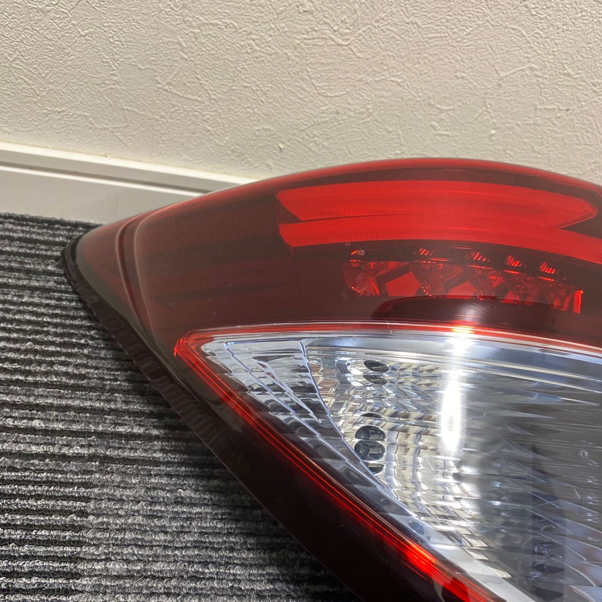 Honda Vezel RU3 / RU4 Pre-Facelift Hybrid Tail Light Set image 2