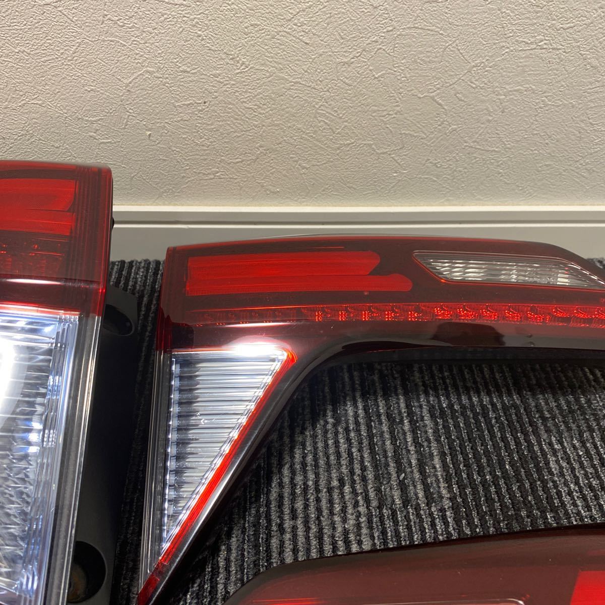 Honda Vezel RU3 / RU4 Pre-Facelift Hybrid Tail Light Set image 3