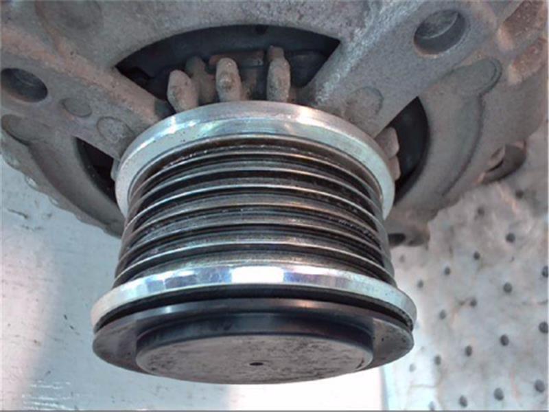 Toyota Hiace KDH206V Used Alternator 27060-30210 image 3