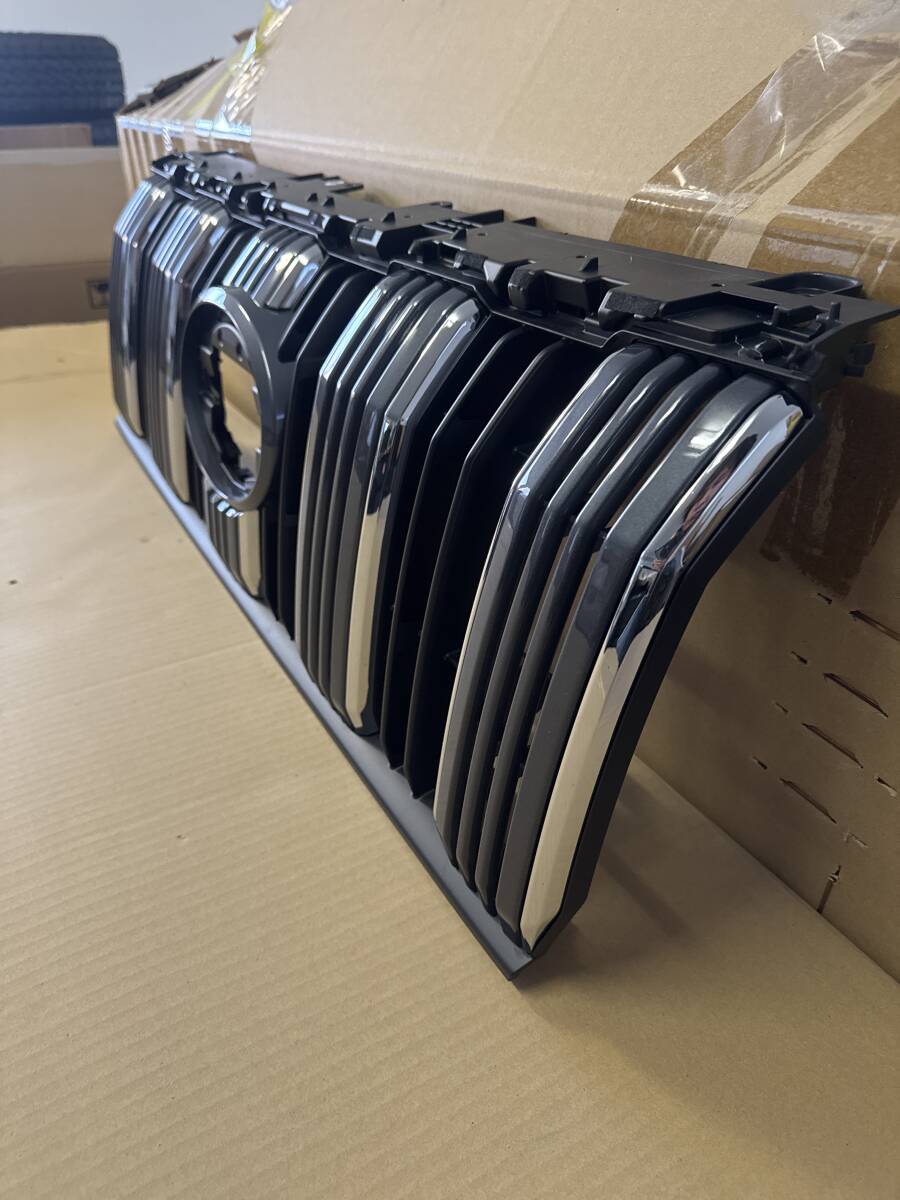 Toyota Land Cruiser Prado GDJ150W Front Grille image 2