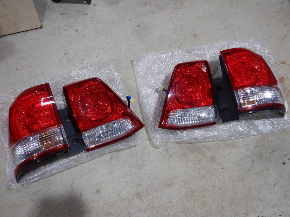 Toyota Land Cruiser 200 Pre-Facelift Tail Light Pair