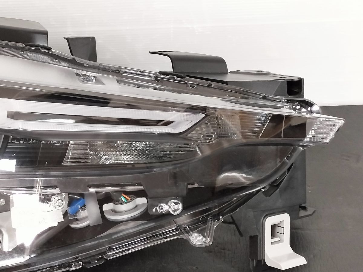 Mazda CX-5 / CX-8 KF / KG Pre-Facelift Right LED Headlight W3953 image 3