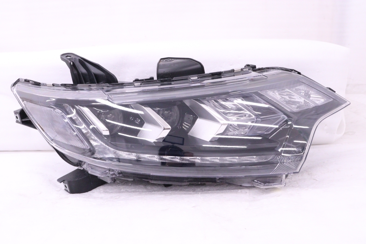 Mitsubishi Outlander GF / GG Facelift Right LED Headlight ECM921-01E40
