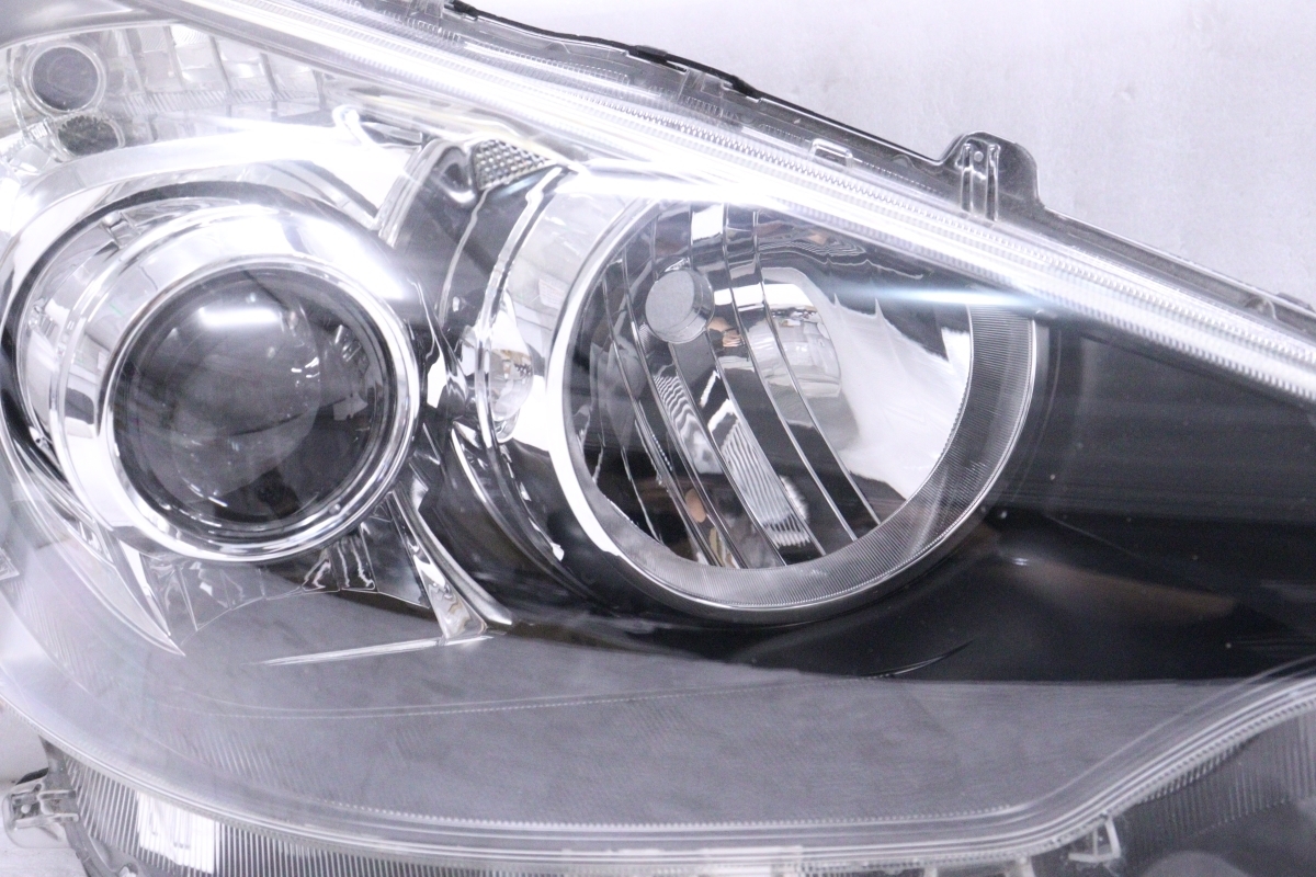 Toyota Aqua NHP10 Pre-Facelift Right LED Headlight KOITO 52-247 Mark W image 2