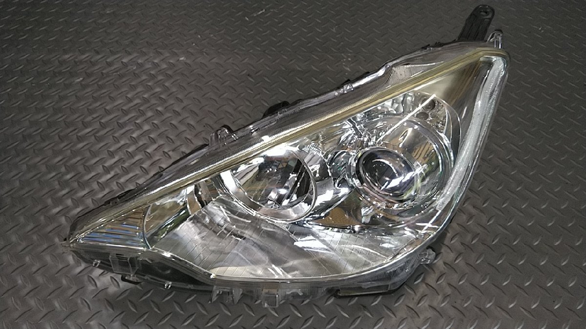 Toyota Aqua NHP10 Left Halogen Headlight KOITO 52-244