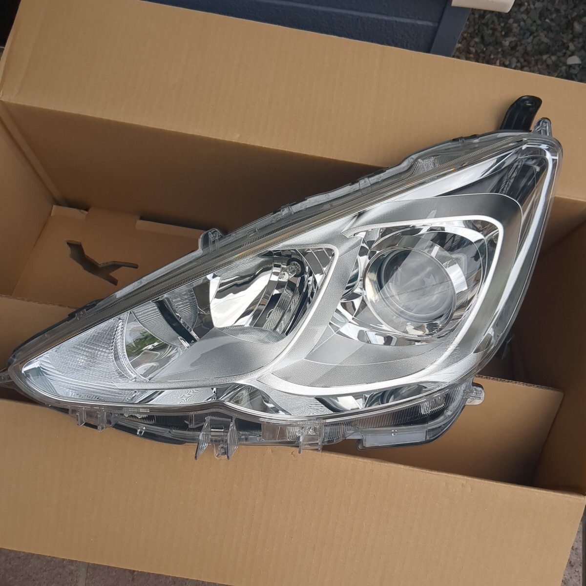 Toyota Aqua NHP10 Mid-Generation Left Halogen Headlight KOITO 52-291