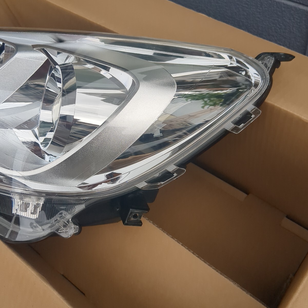Toyota Aqua NHP10 Mid-Generation Left Halogen Headlight KOITO 52-291 image 2