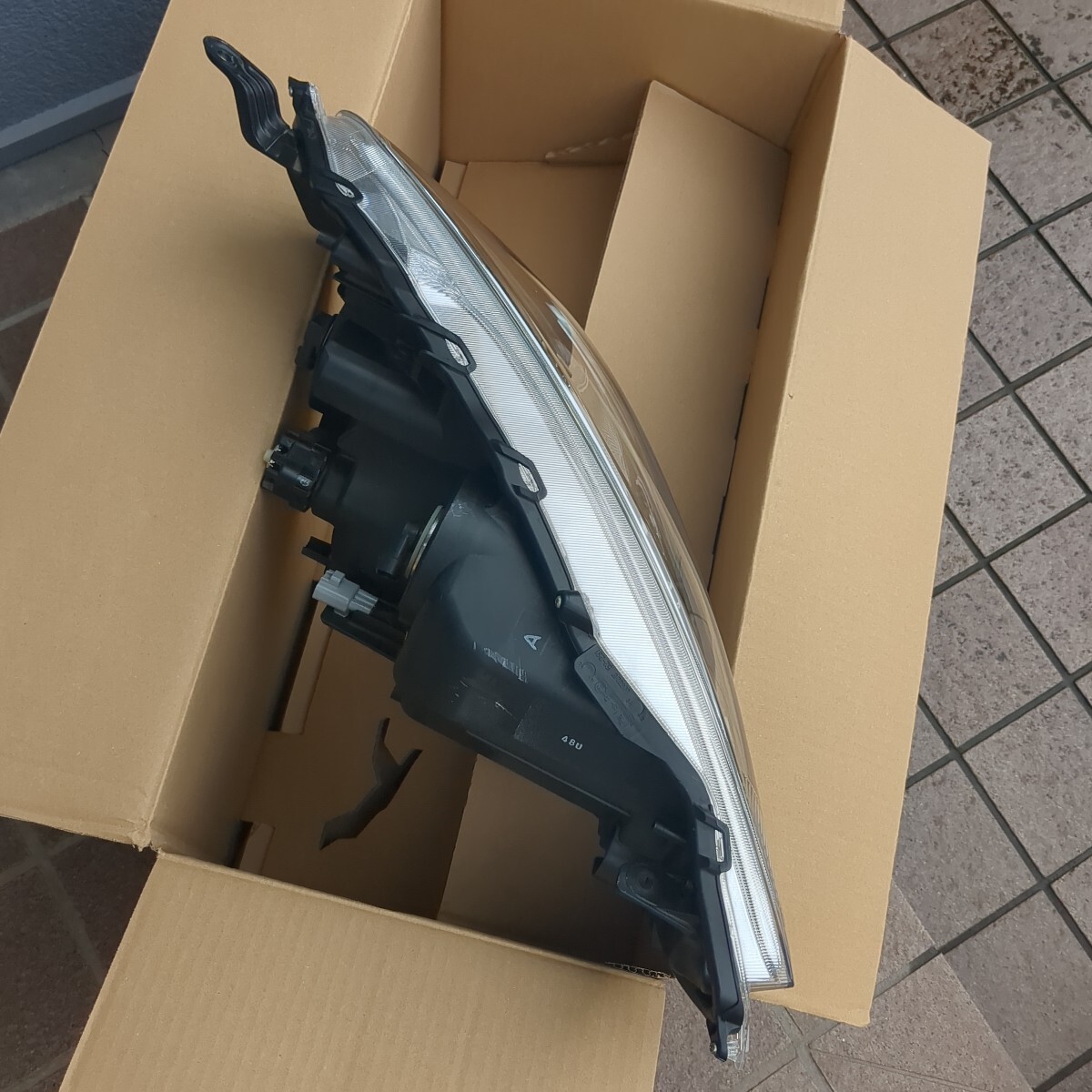 Toyota Aqua NHP10 Mid-Generation Left Halogen Headlight KOITO 52-291 image 3