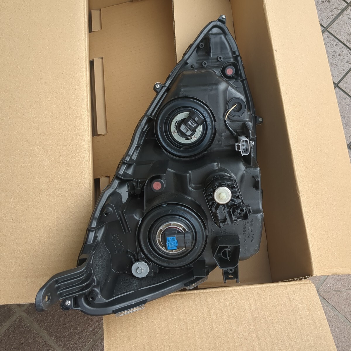 Toyota Aqua NHP10 Mid-Generation Left Halogen Headlight KOITO 52-291 image 4