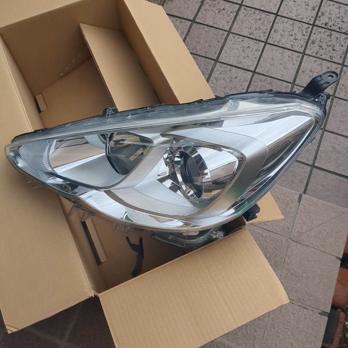 Toyota Aqua NHP10 Mid-Generation Left Halogen Headlight KOITO 52-291 image 6
