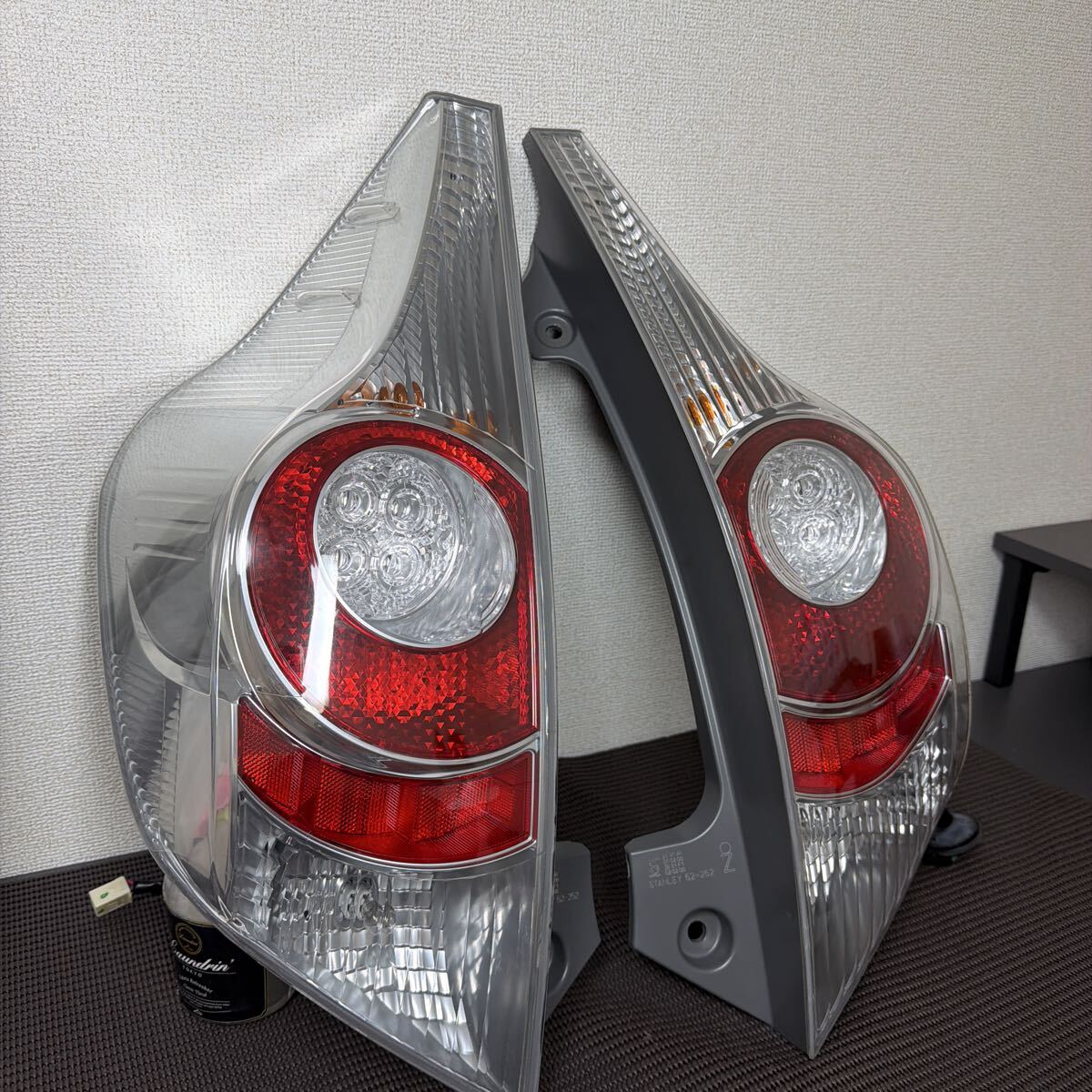 Toyota Aqua NHP10 Pre-Facelift Tail Light Pair STANLEY 52-252 image 3