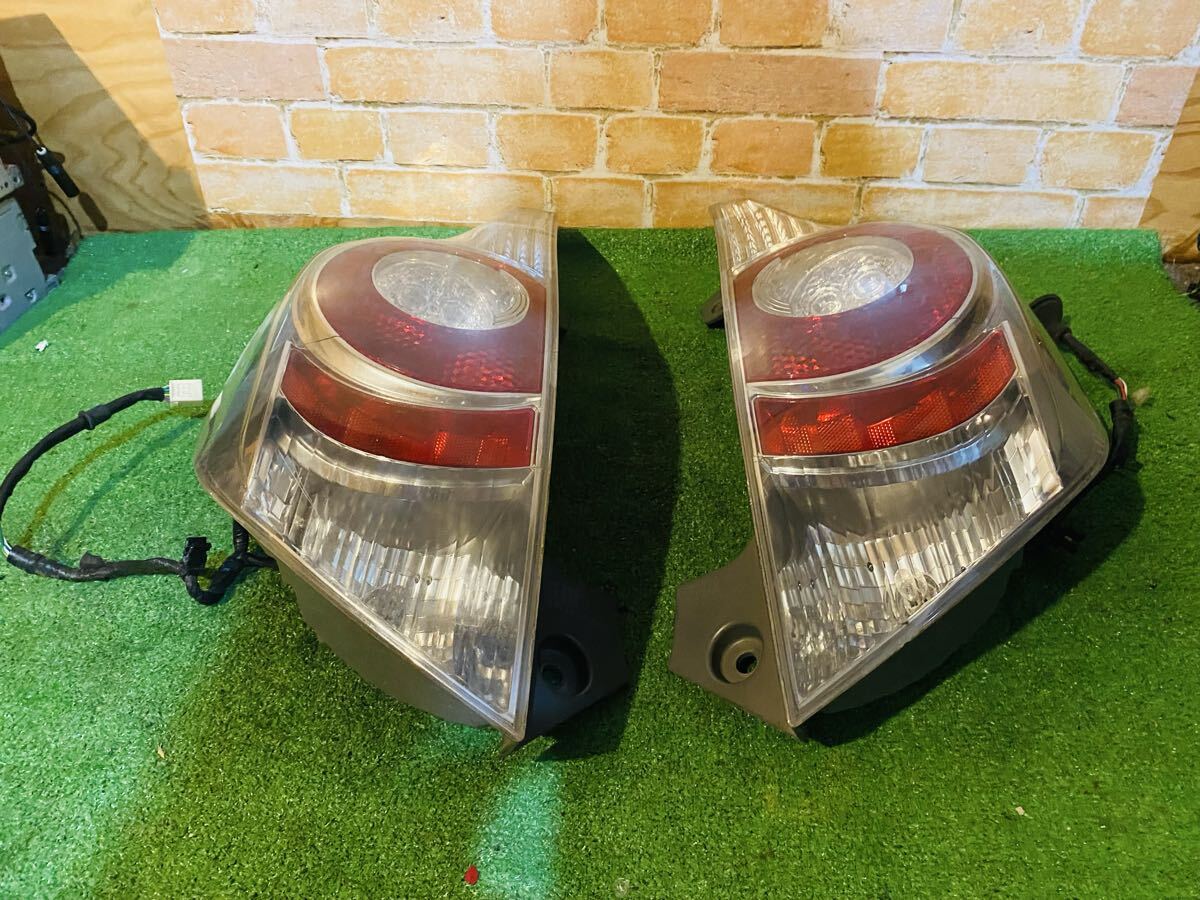 Toyota Aqua NHP10 Pre-Facelift Tail Light Pair STANLEY 52-252 image 2