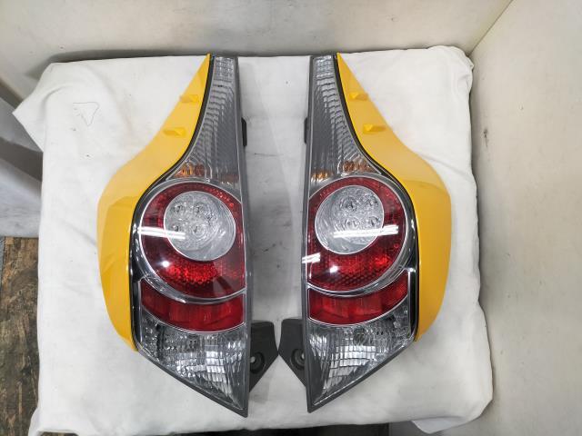 Toyota Aqua NHP10 Tail Light Pair STANLEY 52-252