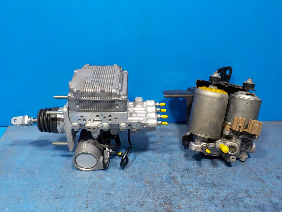 Toyota Aqua NHP10 Tested ABS Actuator and Booster Pump Set 47210-52290 / 47070-52010