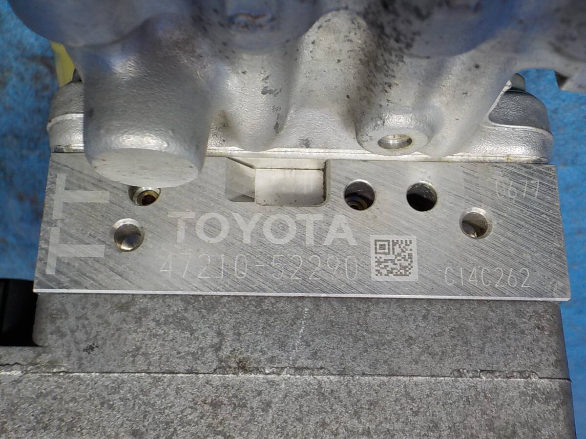 Toyota Aqua NHP10 Tested ABS Actuator and Booster Pump Set 47210-52290 / 47070-52010 image 6