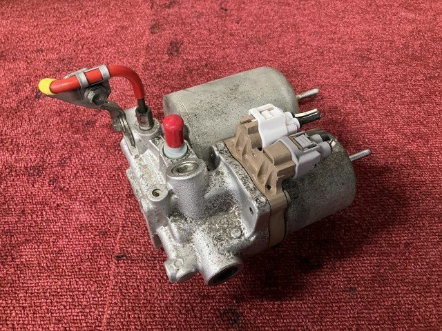 Toyota Aqua NHP10 ABS Actuator and Booster Pump 47210-52290 image 4