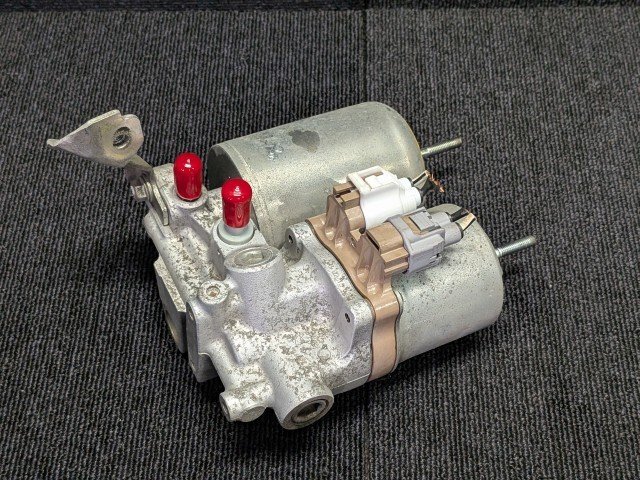Toyota Aqua NHP10 ABS Actuator and Booster Pump 47210-52030 image 3