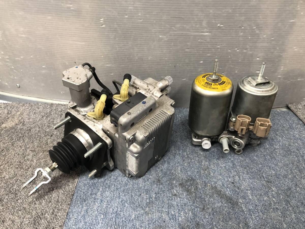Toyota Aqua NHP10 ABS Actuator and Booster Pump 47210-52030 / 47070-52010 Mark TC