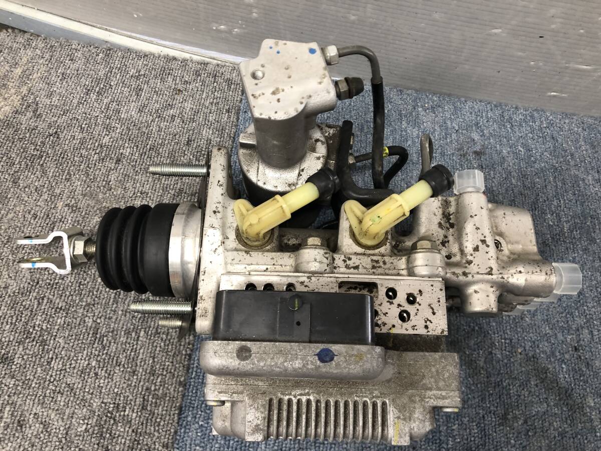 Toyota Aqua NHP10 ABS Actuator and Booster Pump 47210-52030 / 47070-52010 Mark TC image 2
