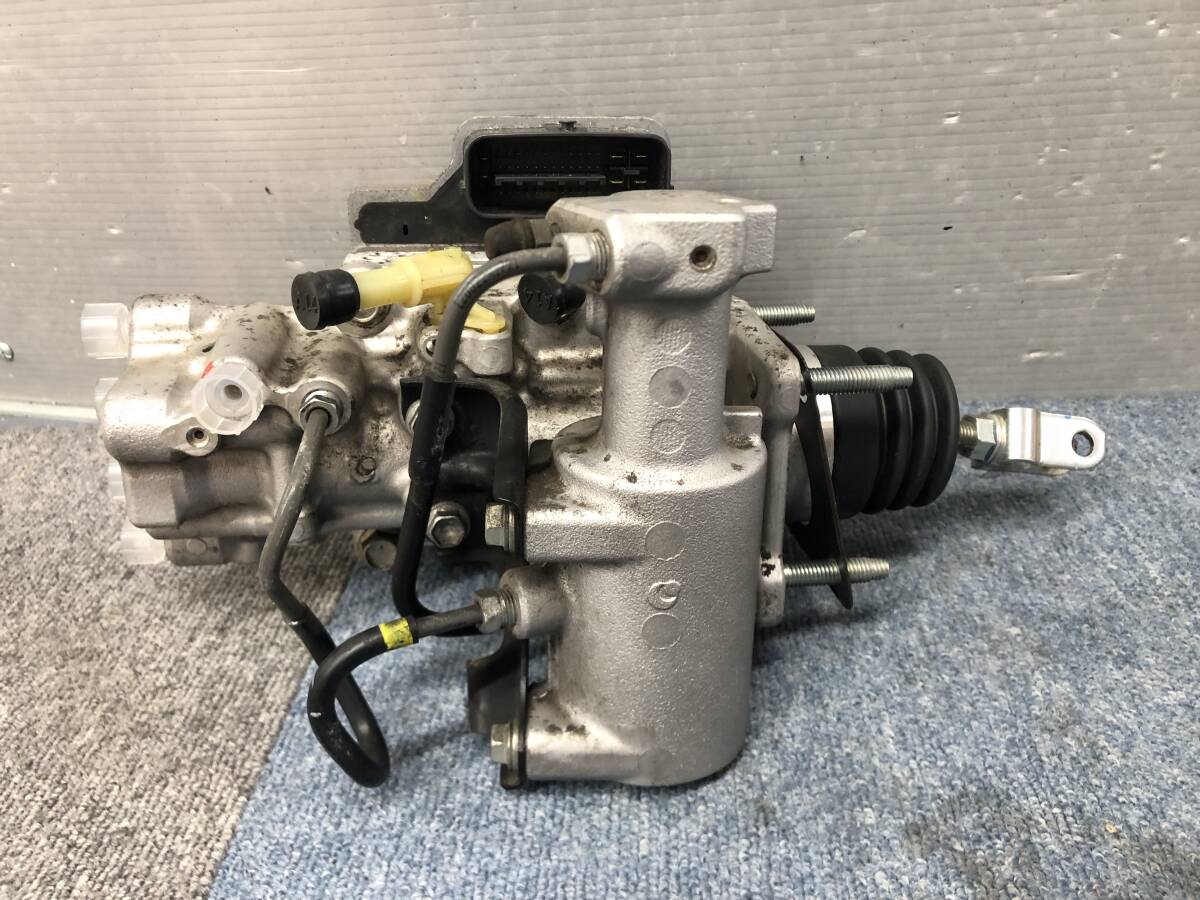 Toyota Aqua NHP10 ABS Actuator and Booster Pump 47210-52030 / 47070-52010 Mark TC image 4