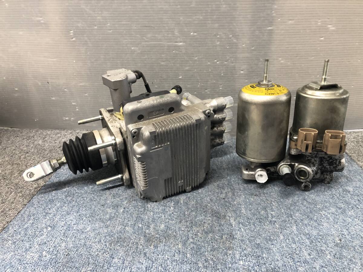 Toyota Aqua NHP10 ABS Actuator and Booster Pump 47210-52030 / 47070-52010 Mark TC