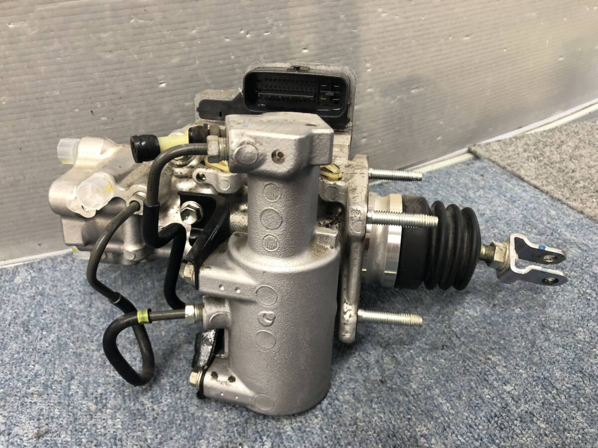 Toyota Aqua NHP10 ABS Actuator and Booster Pump 47210-52030 / 47070-52010 Mark TC image 4