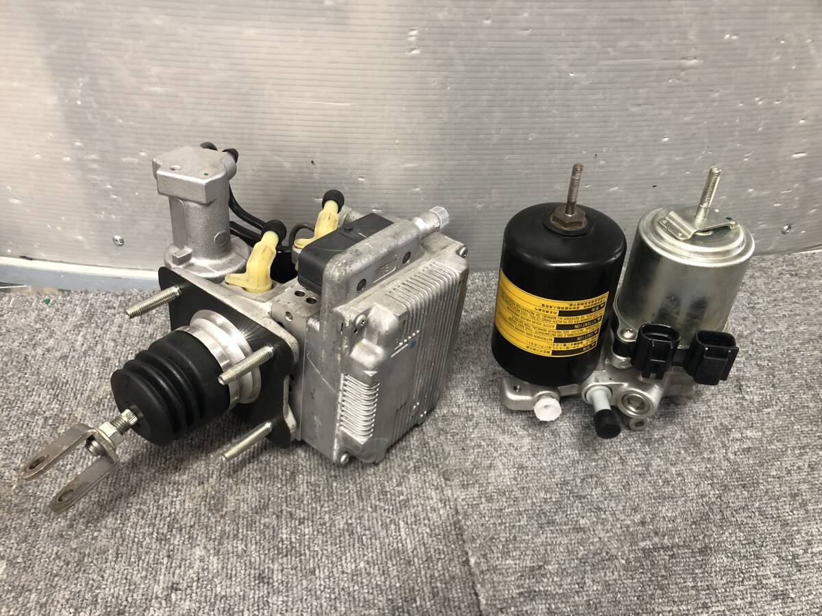 Toyota Prius ZVW30 ABS Actuator and Booster Pump 47210-47340 / 47070-47050 Mark EG