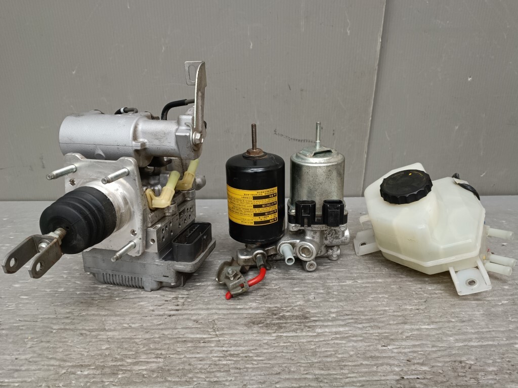 Toyota Prius ZVW30 Pre-Facelift ABS Actuator and Booster Pump 47210-47130