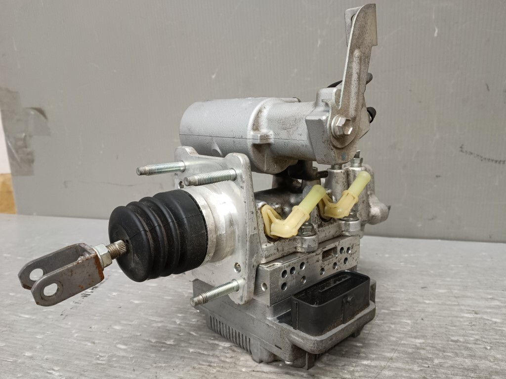 Toyota Prius ZVW30 Pre-Facelift ABS Actuator and Booster Pump 47210-47130 image 2