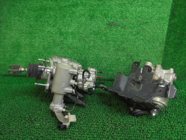 Toyota Prius ZVW30 Pre-Facelift ABS Actuator and Brake Booster 47210-47200 / 47070-47050 image 6