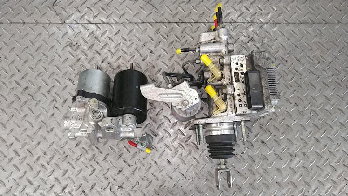 Toyota Prius ZVW30 ABS Actuator and Brake Booster 47270-47030 / 47070-47050 image 3