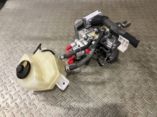 Toyota Prius ZVW30 Post-Facelift ABS Actuator and Booster Pump 47210-47330 image 2