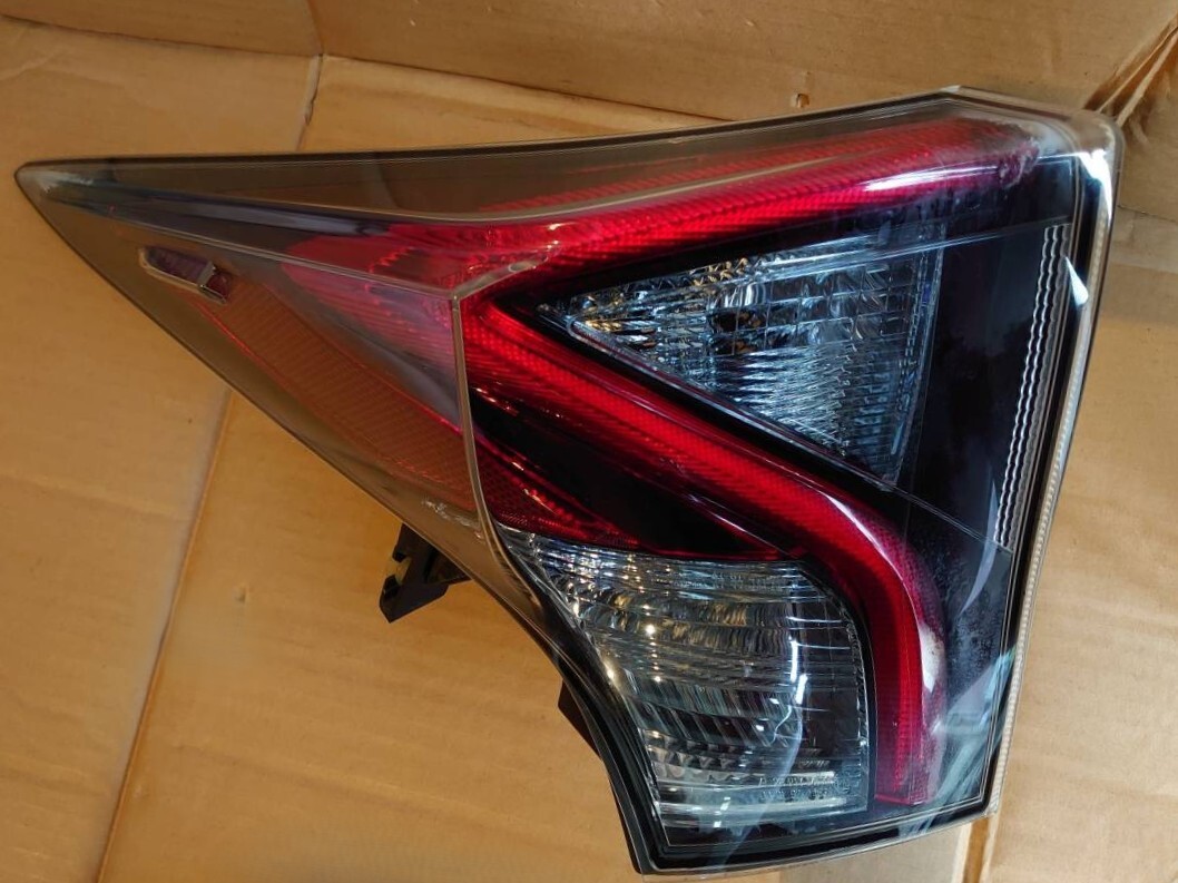 Toyota Prius ZVW50 Pre-Facelift Upper Rear Combination Lamp Pair image 5