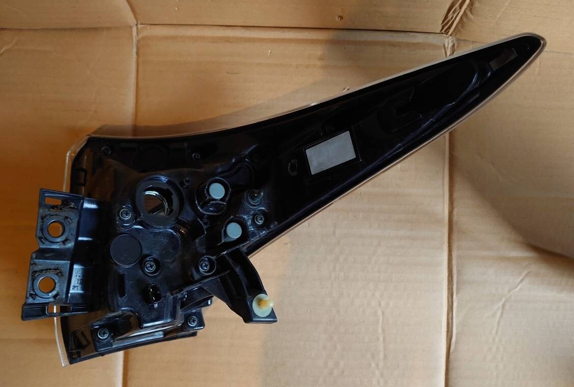 Toyota Prius ZVW50 Pre-Facelift Upper Rear Combination Lamp Pair image 6