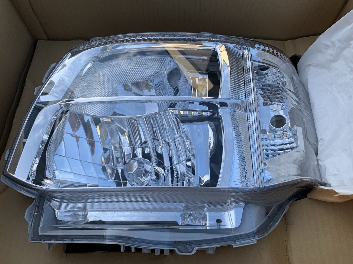 Toyota Hiace 200 Series Type 3 Genuine Headlight Pair image 2