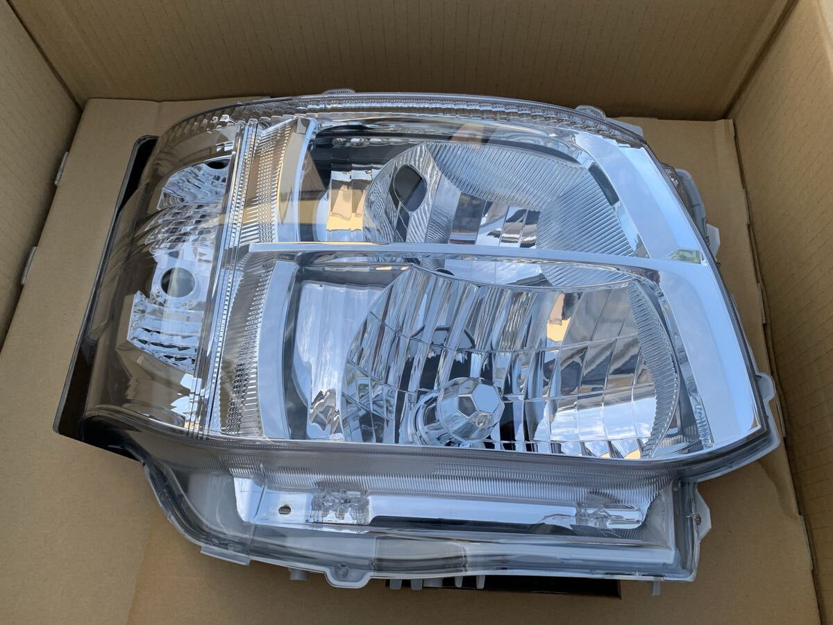 Toyota Hiace 200 Series Type 3 Genuine Headlight Pair image 4
