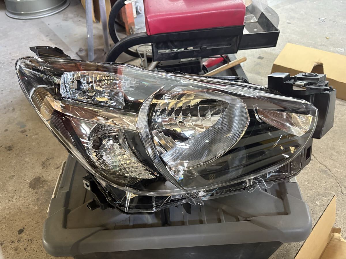 Mazda Demio DJ3FS / DJ5FS Right Headlight D09K-51-0K0D